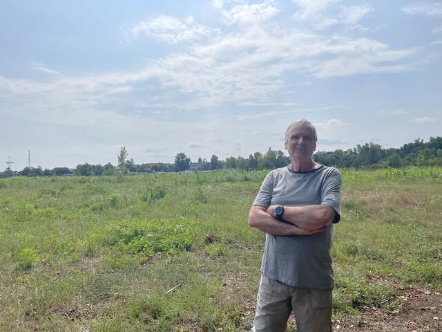 Gerhard Steinbichler, Anrainer des betroffenen Wohngebietes in Liesing, wehrt sich gegen den geplanten Bau des Bauhauses | Foto: Rosa Besler/meinbezirk