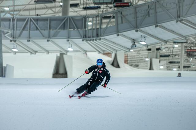 Die ersten Schwünge auf Schnee im Ski Dome Oslo waren für Marco Schwarz sehr zufriedenstellend. Nun zwickt aber sein Rücken.  | Foto: Michael Eggee/KK
