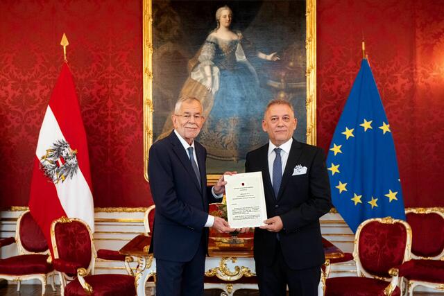Ende Juni gelobte der Bundespräsident Alexander Van der Bellen (rechts) Fate Velaj als neuen albanischen Botschafter in Österreich an. | Foto: privat