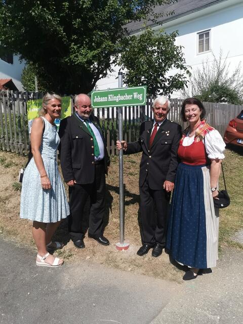 Als besondere Anerkennung wurde der Kirchsteig vom Kirchparkplatz zum neuen Pfarrheim
zum „Johann Klingbacher Weg“. | Foto: Gemeinde St. Radegund