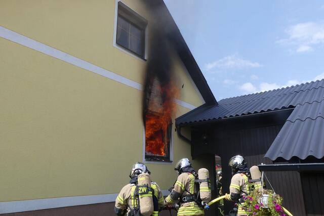 Zum Zeitpunkt der Alarmierung war noch nicht klar, ob sich Personen im Wohnobjekt befinden würden. | Foto: BF Graz