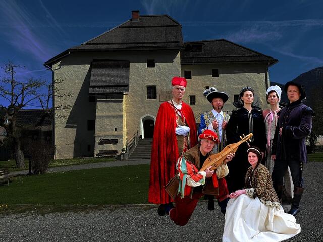 Die Schauspieler der Hauptrollen aus dem Stück vor dem Schloss Möderndorf.
Sommer 2024 | Foto: Foto: Hans Jost