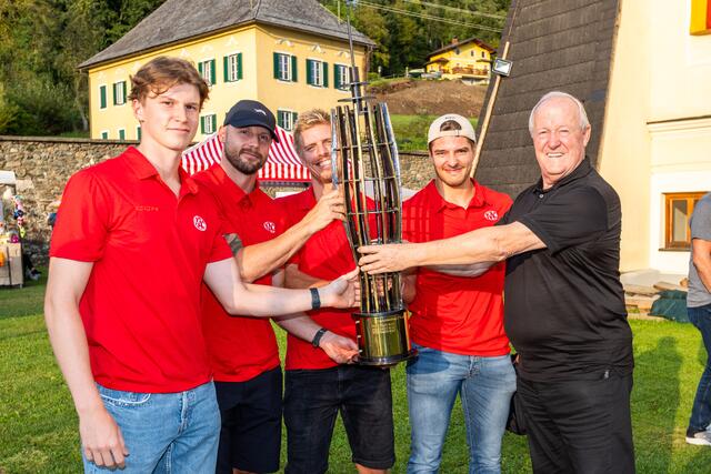 Bürgermeister Gerhard Oleschko überreichte erneut den Spielern des EC KAC den begehrten Wanderpokal. | Foto: Wolfgang Handler