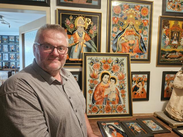 Christian Demelbauer aus Weibern (Bezirk Grieskirchen) sammelt Hinterglasbilder. | Foto: Karl Himmelbauer