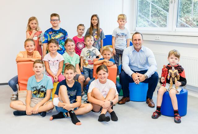 Holter-Geschäftsführer Markus Steinbrecher besucht die Kinder des Ferienprogramms „Holter Bambini“.
 | Foto: Holter