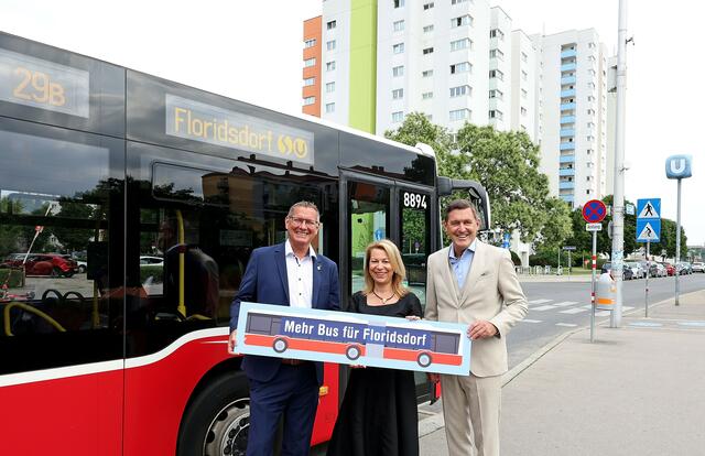 400.000 Kilometer zusätzlicher Öffibetrieb erwartet die Floridsdorferinnen und Floridsdorfer stufenweise ab September. Bezirksvorsteher Georg Papai (SPÖ), Wiener Linien-Geschäftsführerin Alexandra Reinagl und Öffi-Stadtrat Peter Hanke (SPÖ, von li.n.re.) betonen die Wichtigkeit der Öffis. | Foto: KOM/Votava