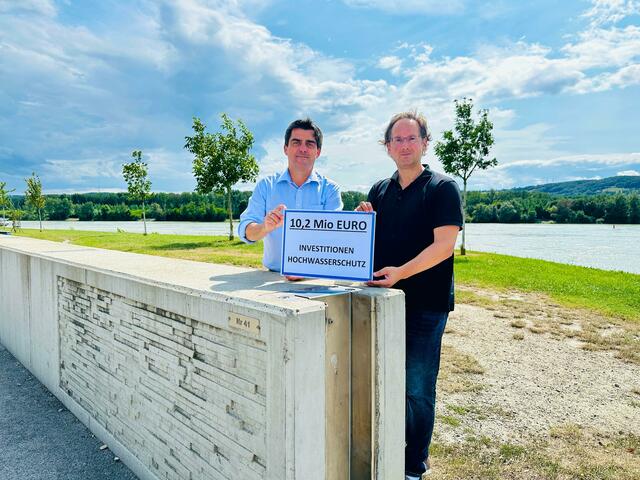 Christian Gepp und Andreas Minnich sind dankbar für die Investitionen des Landes in den Hochwasserschutz. | Foto: ÖVP Korneuburg