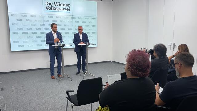 Im Rahmen der Pressekonferenz fordert die ÖVP eine unverzügliche und vollständige Umsetzung des Sozialhilfe-Grundsatzgesetzes in Wien. | Foto: Andreas Pölzl/MeinBezirk