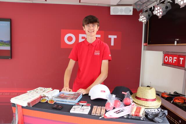Andreas Haidegger vom ORF-Sommerfrische-Team war beim Glücksrad-Stand anzutreffen, wo zwischen vielen Preisen einer ausgewählt werden durfte. | Foto: Lea Mayr