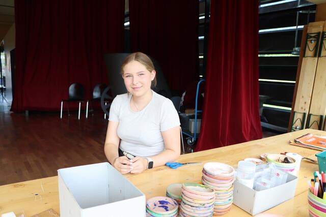 Laura Ladinig begleitete die Kinder bei der Kreativwerkstatt und half ihnen bei der Umsetzung ihrer Ideen. | Foto: Lea Mayr