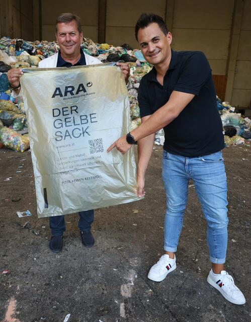 Harald (li.) und Thomas Höpperger zeigen es vor: Ab 2025 werden Leicht- und Metallverpackungen im gelben Sack oder der gelben Tonne gesammelt. | Foto: Höpperger Umweltschutz