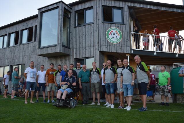 Das engste Vorstandsteam, Bürgermeister Hans Plakolm und wichtige Unterstützer des Vereins zu sehen. | Foto: Gabi Eder