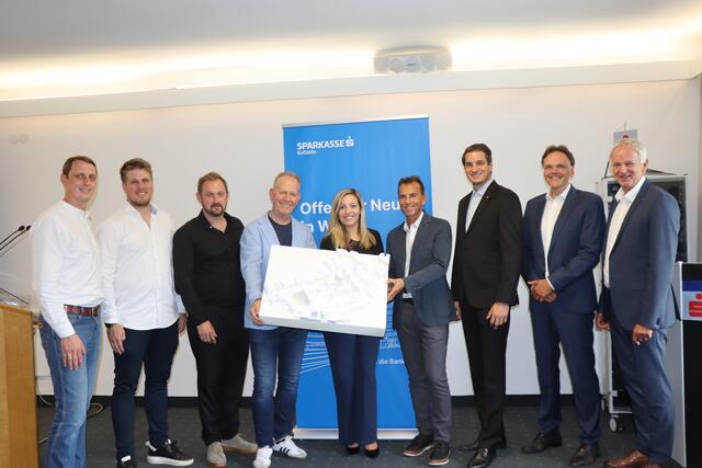 Alle Mitwirkenden freuen sich auf das bevorstehende Jahrhundertprojekt in Wörgl: Gregor Buchner-Riebenbauer, Lukas Haselsberger, Architekt Karlheinz Boiger, Architekt Jakob Haselsberger, Stadtbaumeisterin Melanie Partoll, Gehard Thurner, Bürgermeister Michael Riedhart, Otto Dialer (Sparkasse-Vorstandsdirektor) und Klaus Felderer (Sparkasse-Vorstandsdirketor) (v.l.). | Foto: Nimpf