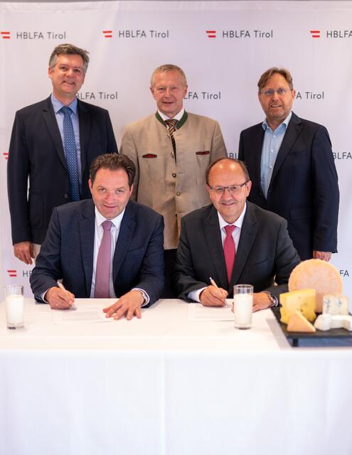 Ronald Zecha (Direktor HBLFA Tirol), Johann Költringer (Geschäftsführer des Milchverbandes Österreich), Klaus Dillinger (Leitung der Abteilung Forschung und Service an der HBLA Tirol), Bundesminister Norbert Totschnig, Helmut Petschar (Präsident des Milchverbandes Österreich) | Foto: BM für Landwirtschaft