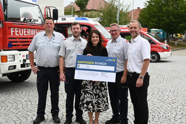 Marco Wagner (Kommandant FF Roitham), Tobias Voithofer (Kommandant-Stv. FF Meggenhofen), Birgit Kaser (Obfrau Sozialfonds), Roland Fuchshuber (Kommandant FF Wilhelmsberg), Bürgermeister Heinz Oberndorfer | Foto: FF Meggenhofen