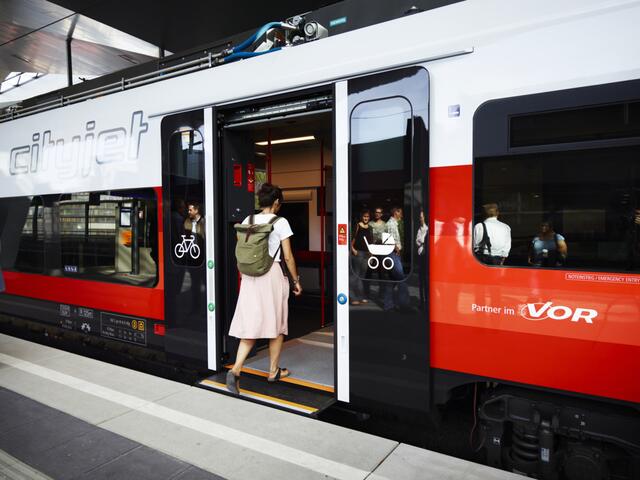 Mit dem Schulstart am 2. September fährt die Bahn wieder wie gewohnt zwischen Fischamend und Wolfsthal. | Foto: ÖBB Horak