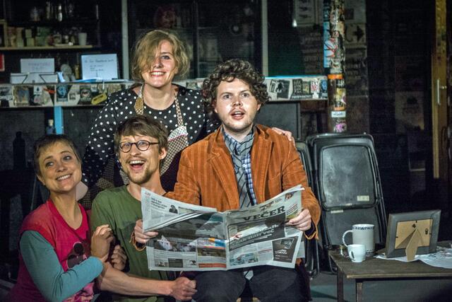 Die Theatergruppe ReflActiv des Theaters der Unterdrückten hinterfragt mit interaktiven Aufführungen wie "Who Cares?" gesellschaftliche Normen und lädt das Publikum ein, alternative Handlungsmöglichkeiten zu erkunden. | Foto: Erik Skoliber