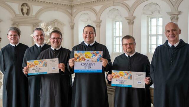 Abt Columban lüftet der Klostergeheimnis – das stiftseigene Bier wird 
KONVENTBIER heißen. Die Mitglieder des Konventes freuen sich mit Abt Columban 
und Braumönch Pater Pirmin Mayer auf die erste Kostprobe beim Adventlichen Zauber. v.li.n.re.: Pater Pirmin Mayer, Pater Patrick Schöder, Pater Benjamin Schweighofer, Frater Nikolaus Aigenbauer, Pater Timotheus Juric, Frater Lukas Maria Wolf. | Foto: Stift Göttweig/Pater Pius Nemes