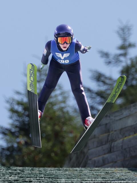 Fridolin Hauser (13) aus Hernals macht sich zwei Alterklassen über seinem jüngeren Bruder ebenfalls zum Wiener Skisprung-Landesmeister. | Foto: Stadtadler/Hannes Draxler