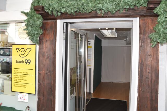 Noch ist die Tür zur Poststelle im Dorfzentrum offen, parallel werden aber schon Verhandlungen mit potenziellen neuen Post Partnern geführt. | Foto: Kainz