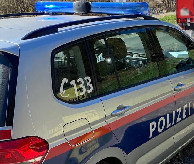Das schwer beschädigte Firmenfahrzeug wurde über Anordnung der Staatsanwaltschaft sichergestellt. (Symbolfoto) | Foto: MeinBezirk.at