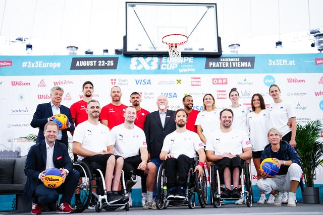 1. Reihe vorne: Georg Wawer (win2day), Hayirli, Hager, Suppan, Wastian, Ahammer (VISA) / 2. Reihe hinten: Vizekanzler Kogler, Blazan, Murati, Söhnel,
Basketball Austria-Präs. Helmut Niederhofer, Kaltenbrunner, Allesch, Fuchs-Robetin, Kalaydjiev und Sill. | Foto: EVA MANHART / APA / picturedesk.com 