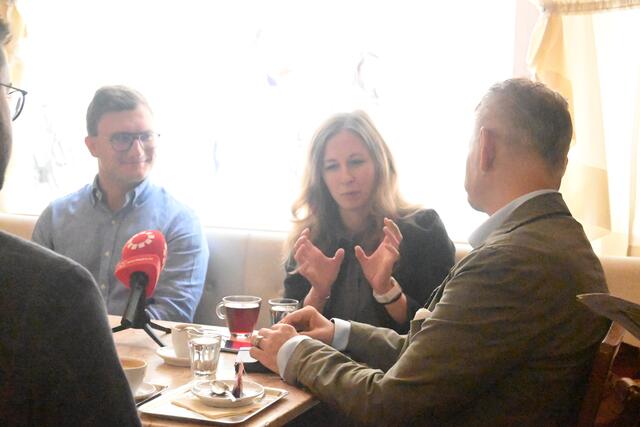 "Der Gefahr einer bestehenden Radikalisierung von Gesellschaftsgruppen, wie dem politischen Islamismus wird derzeit bewusst und gezielt mit 'Influencern der Gegenseite' gegengesteuert ", sagt Plakolm. Im Bild (v.l.): Maximilian Aichinger (JVP Salzburg), Claudia Plakolm, Martin Schöndorfer (MeinBezirk) | Foto: MeinBezirk Salzburg