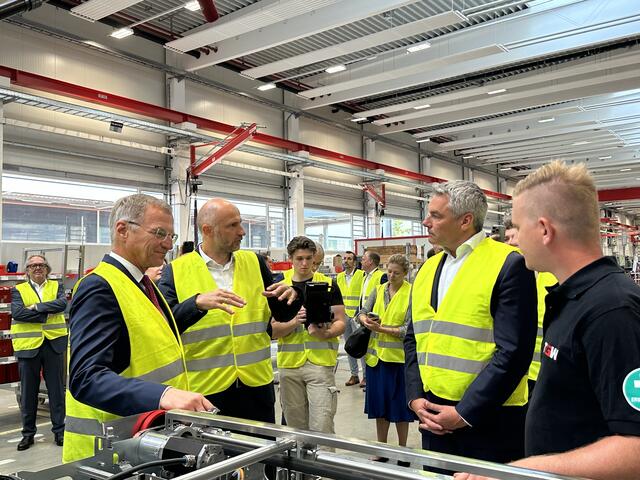 Bundeskanzler Nehammer und Landeshauptmann Stelzer zeigten sich über die Standorttreue von TGW Logistics bei ihrem Besuch in Marchtrenk erfreut. | Foto: MeinBezirk
