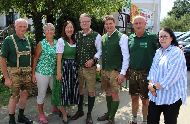 Beim Mobilen Stammtisch wurde der Bevölkerung die Möglichkeit geboten, sich mit Landeshauptmann Christopher Drexler (m.), hier mit Gattin Iris Drexler, und Nationalratsabgeordneten Andreas Kühberger (3.v.r.) auszutauschen. | Foto: ÖVP Leoben