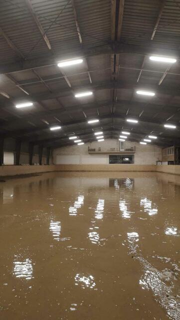 Die komplette Reithalle stand unter Wasser. | Foto: Alexandra Goll/zvg