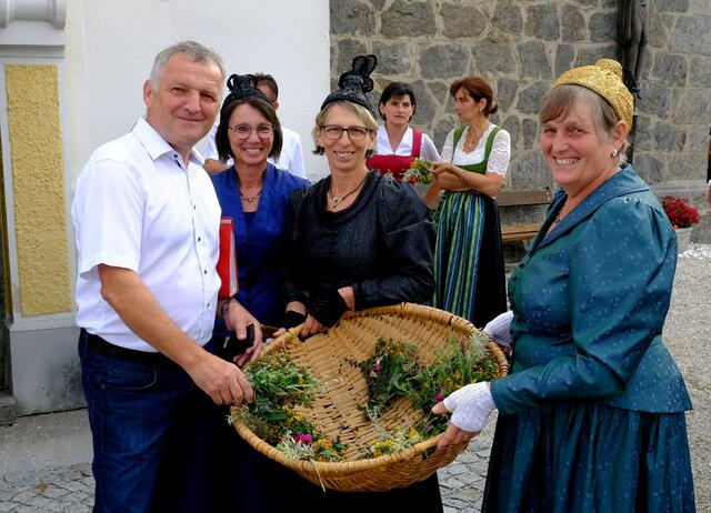 A richtiges „Griss“ gab es rund um die Kräuterbüscherl anlässlich dem „Tag der Tracht“ und der Kräuterweihe in Schardenberg. | Foto: Gruber/Pfeil