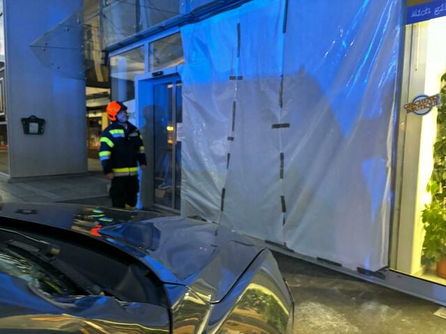 Die Feuerwehr deckte das Fenster ab. | Foto: FF/Schaden