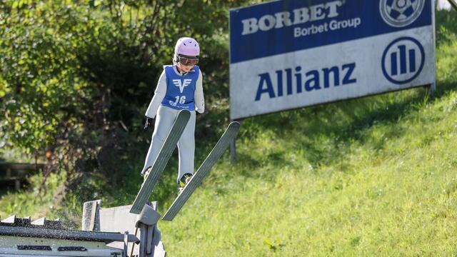 Stadtadlerin Flora Balaz aus der Donaustadt fliegt mit acht Jahren schon 13 Meter weit. | Foto: Stadtadler/Hannes Draxler