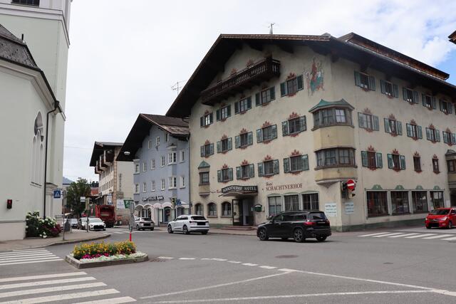 Dieses komplette Areal soll 2025 abgerissen werden (das Hotel Schachtner, das Zangerl Haus, das Hotel Alte Post, das Café Ibounig und das Zoczek-Haus). | Foto: Nimpf