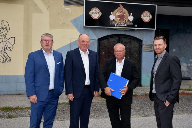 Helmut Leimer und Andreas Ebner, beide Raiba Grein, Herbert Zeitlhofer und Franz Hackl von der Raiba Mühlviertler Alm, Königswiesen.  | Foto: Robert Zinterhof
