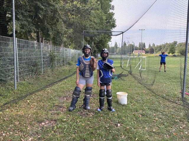 Nina Taurok und Lisa Siedler in voller Montur.
 | Foto: Franziska Stritzl