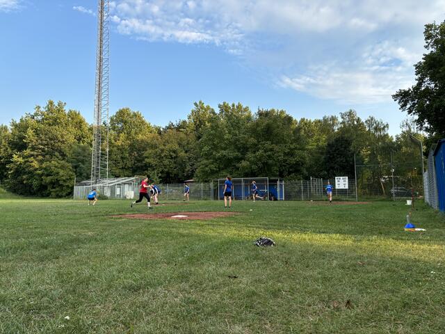 Redakteurin Franziska Stritzl (rotes T-Shirt) zu Gast beim Training der Pee Wees bei der Sportanlage der Union in St. Pölten.
 | Foto: Franziska Stritzl