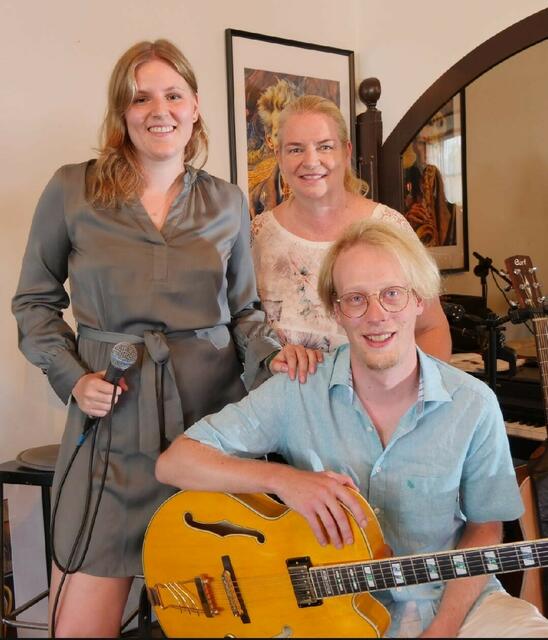Valentina Schurian und Jazzgitarrist Toby begeisterten mit ihrer Musik die Gäste des Café PAULS. | Foto: Daniela Thaler