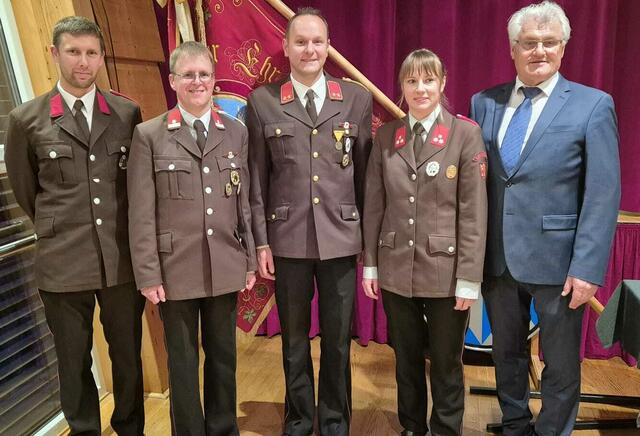 Kassier Michael Brunschmid jun., Kommandant-Stellvertreter Michael Bichler, Kommandant Hannes Embacher, Schriftführerin Lisa Wurzrainer und Bürgermeister Gerhard Obermüller (v. li.). | Foto: Feuerweher Kirchdorf
