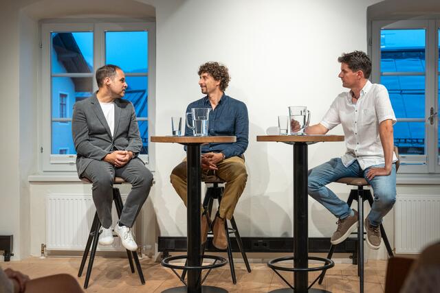 Niki Waltl (Mi.) und Markus Mörth (li.) waren zu Gast im Museum in Kitzbühel. | Foto: alpinguin
