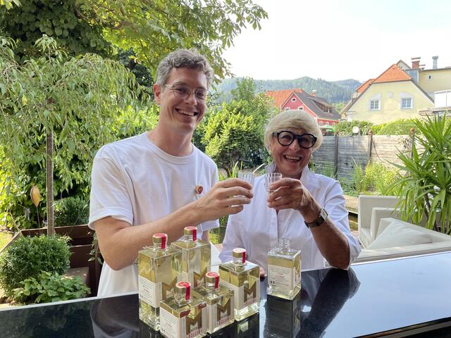 Nikolaus Kainzinger-Webern mit seiner Mutter Maggie Webern und dem hauseigenen Produkt, dem "MitterBitter". | Foto: Koidl