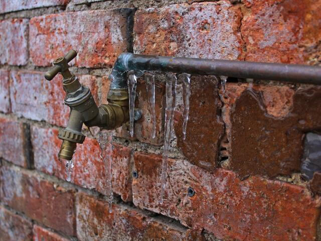 Wasserleitungen bei längerer Abwesenheit im Winter entleeren, um Frostschäden vorzubeugen. | Foto: pixabay