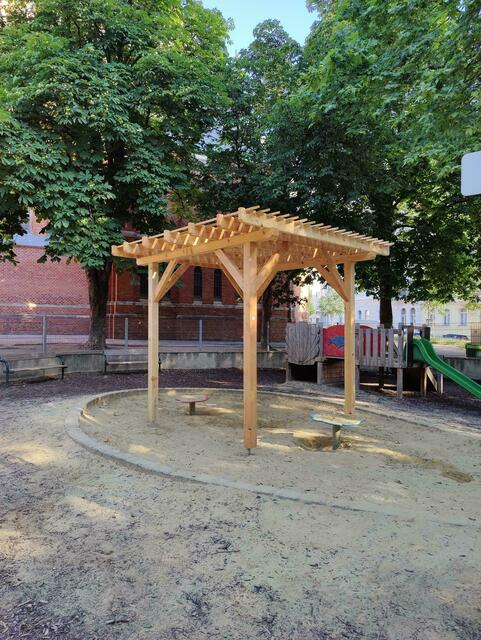 Die Pergola im Albert-Dub-Park sorgt im Sommer für Schatten, lässt im Winter aber auch Sonnenstrahlen durch und sorgt so für Licht.  | Foto: Stadt Wien