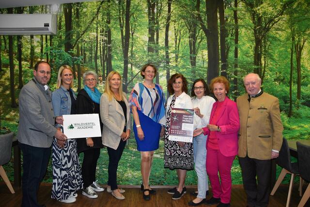 Vorsitzender Thomas Arthaber, Vorsitzender-Stv. Bernadette Kitzler, Vorsitzender-Stv. Martina Dorfinger, Gisela Eigl, Agnes Wagner, Melitta Biedermann, Projektleiterin Gabriele Rochla, Pauline Gschwandtner und Franz Teszar (v.l.) besprachen das Programm der 40. Internationalen Sommergespräche im Fit Restaurant in Waidhofen
 | Foto: WALDVIERTEL AKADEMIE