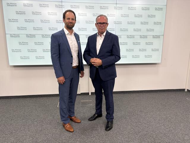 Im Rahmen einer Pressekonferenz äußerten Karl Mahrer (r.) und Markus Wölbitsch ihre Forderungen gegenüber Sozialstadtrat Peter Hacker (SPÖ). | Foto: Tamara Winterthaler/MeinBezirk