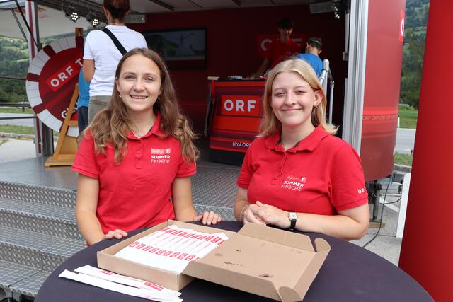 Lara Wieser (links) und Friederike Alscher von der ORF-Sommerfrische begrüßten die Gäste an Tag 3 und verteilten die Eintrittsbändern.  | Foto: Lea Mayr
