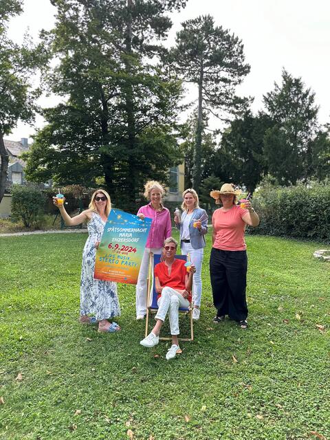Vizebürgermeisterin Michaela Haidvogel (2.v.r.) und die Maria Enzersdorfer Kulturabteilung mit Ellen Buchleitner, Leiterin Nadjeschda Morawec, Ulrike Strobl und Birgit Baumgartner, sitzend) laden zum Spätsommernachtsfest in den Rathauspark. | Foto: Marktgemeinde Maria Enzersdorf