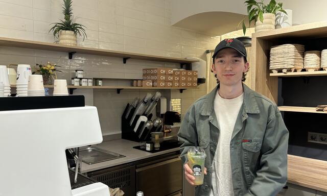 Im Café Choi bereitet der 25-jährige Moritz Adametz, einer der Inhaber des Lokals, den neusten Food-Trend zu. Sechs verschiedene Egg-Drop-Sandwiches gibt es in der Krugerstraße 9. | Foto: Michael Marbacher / MeinBezirk