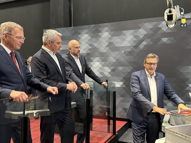Bundeskanzler Nehammer und Landeshauptmann Stelzer zeigten sich über die Standorttreue von TGW Logistics bei ihrem Besuch in Marchtrenk erfreut. | Foto: MeinBezirk