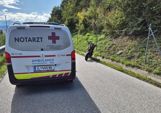 Ein Wespenstich führte zu einem schweren Moped-Unfall. Zwei Jugendliche wurden verletzt. | Foto: Zoom.tirol